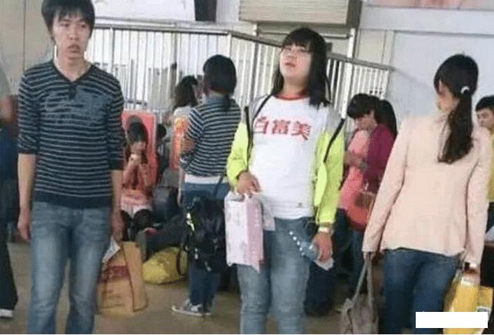 女生衣服上的字母含义,你知道衣服上的字什么意思吗
