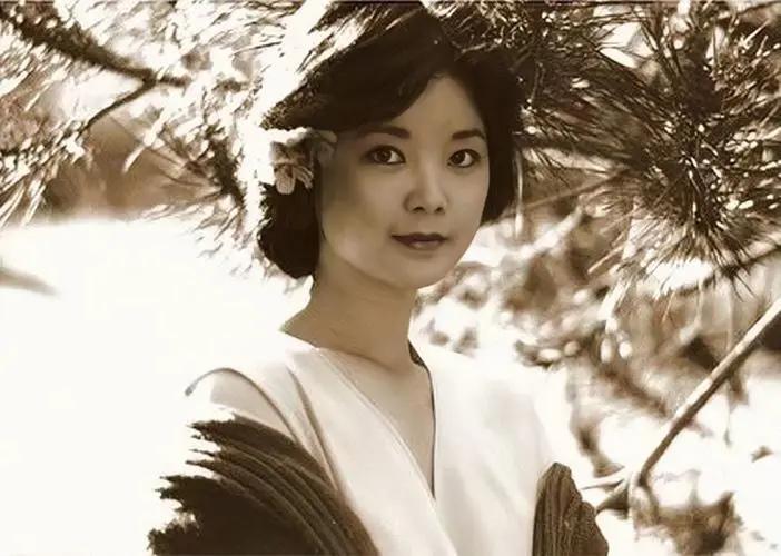 邓丽君和林青霞视频,邓丽君和林青霞海边照