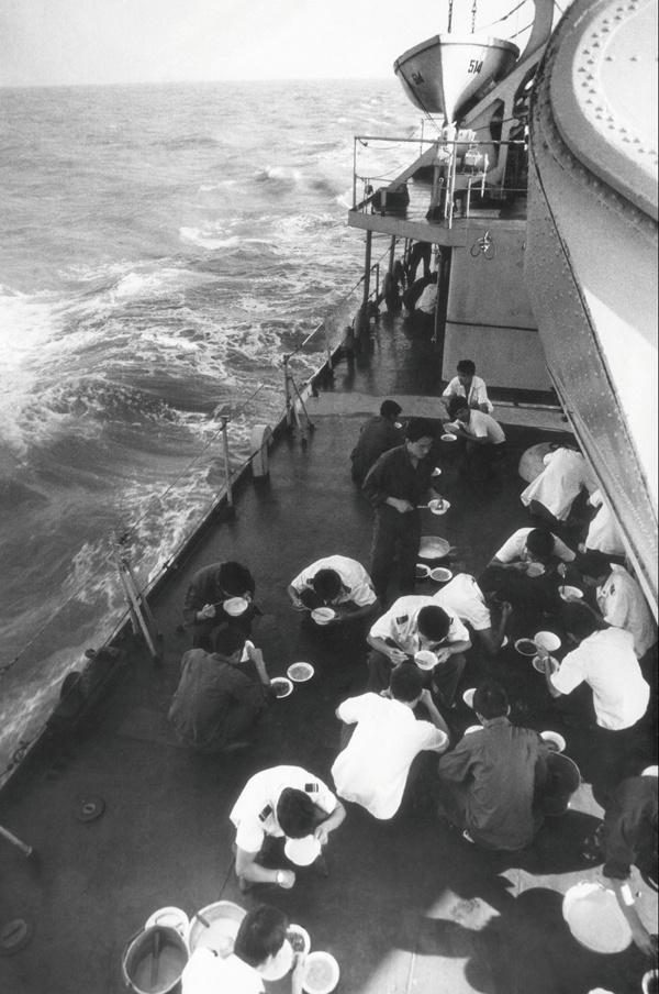 我军舰队驶入公海，某国驱逐舰阻拦，开国中将喊话：后果自负