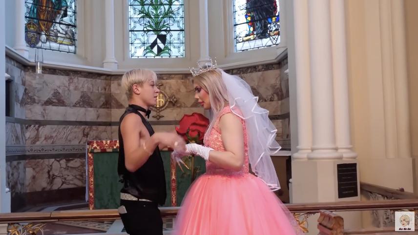 白人网红沉迷Kpop文化，狂整容还做丁丁缩小术，被韩国人骂至道歉