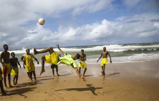 14亿人找不到会踢球的,14亿人找不来踢足球的吗