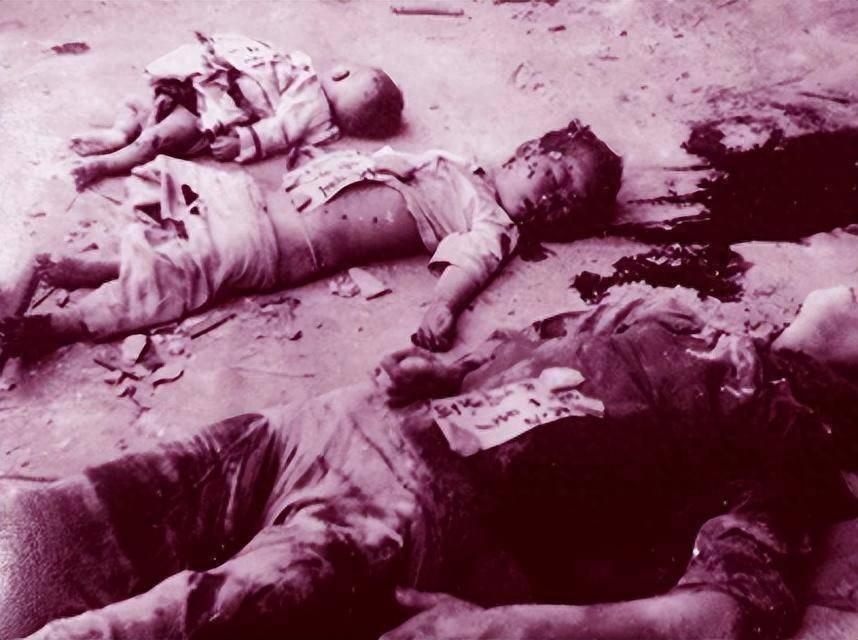 侵华日军*行暴**照片，女子为活命，脱衣服让日本人拍摄，*辱侮**致死