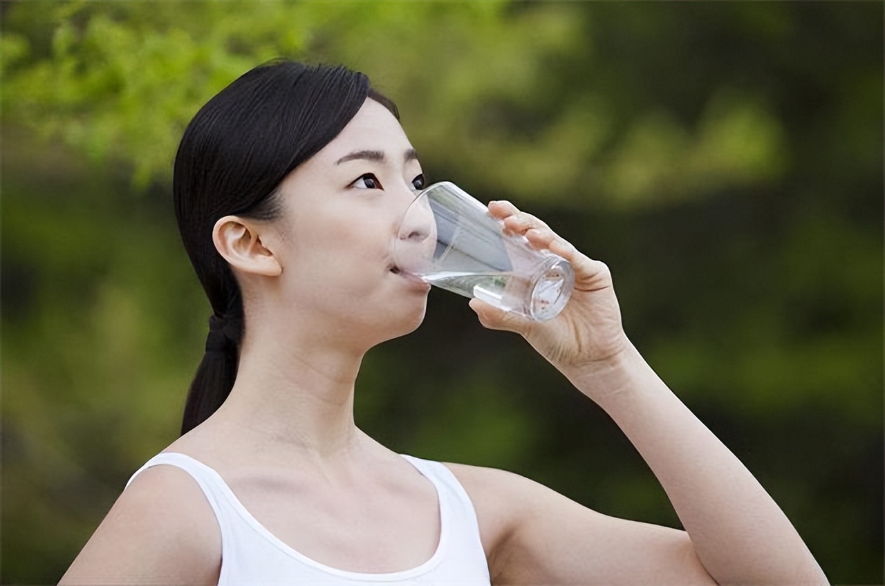 每天早上空腹喝柠檬水有什么好处,坚持喝柠檬水对皮肤有什么好处