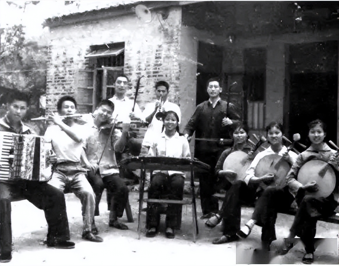 一位向中央上书，改变了千万名知青命运，帮助过万小刀的女知青