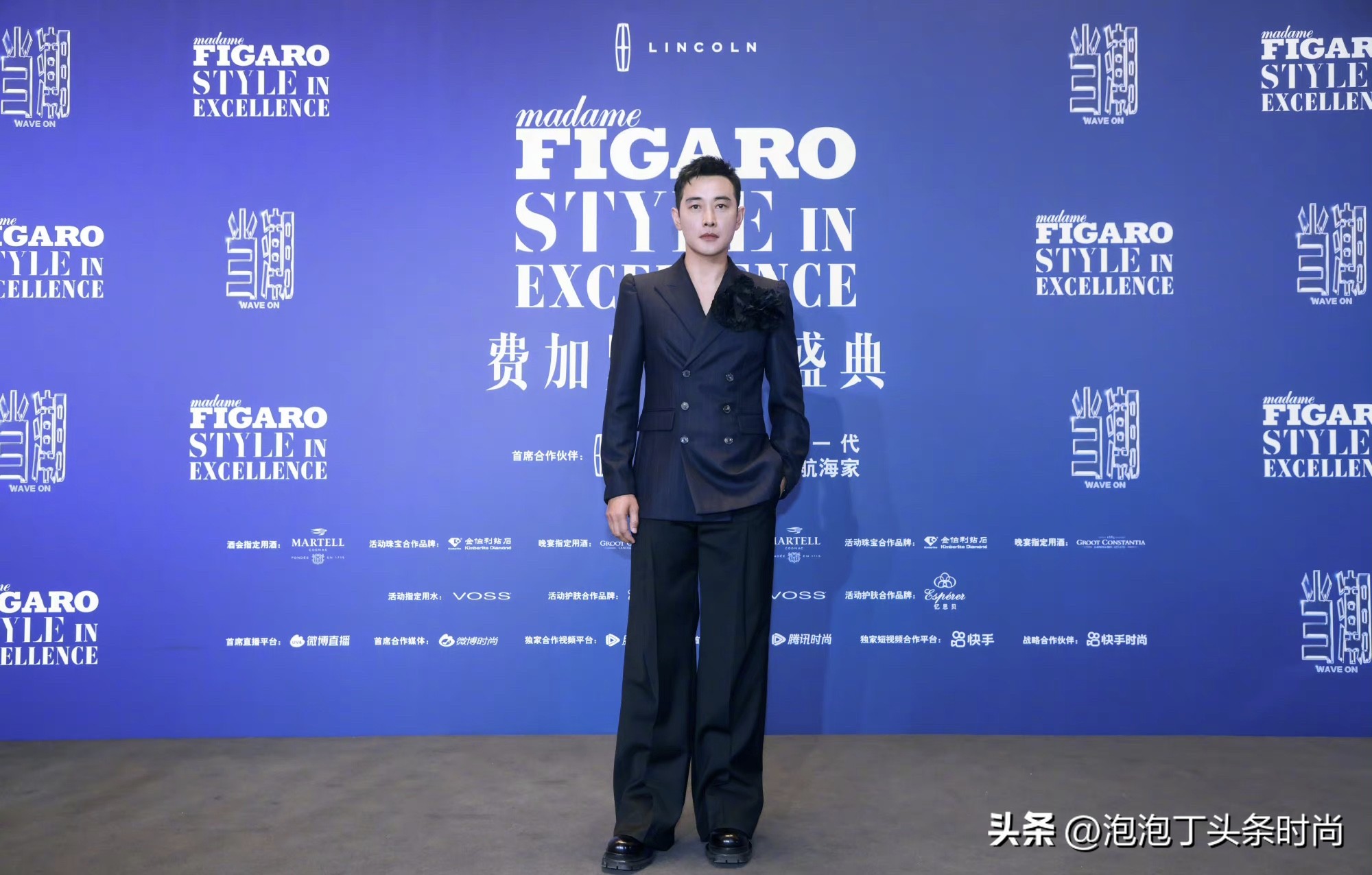 这是几个情况？身高1米82Ta，把男女明星秒变“小矮人”怎么看？