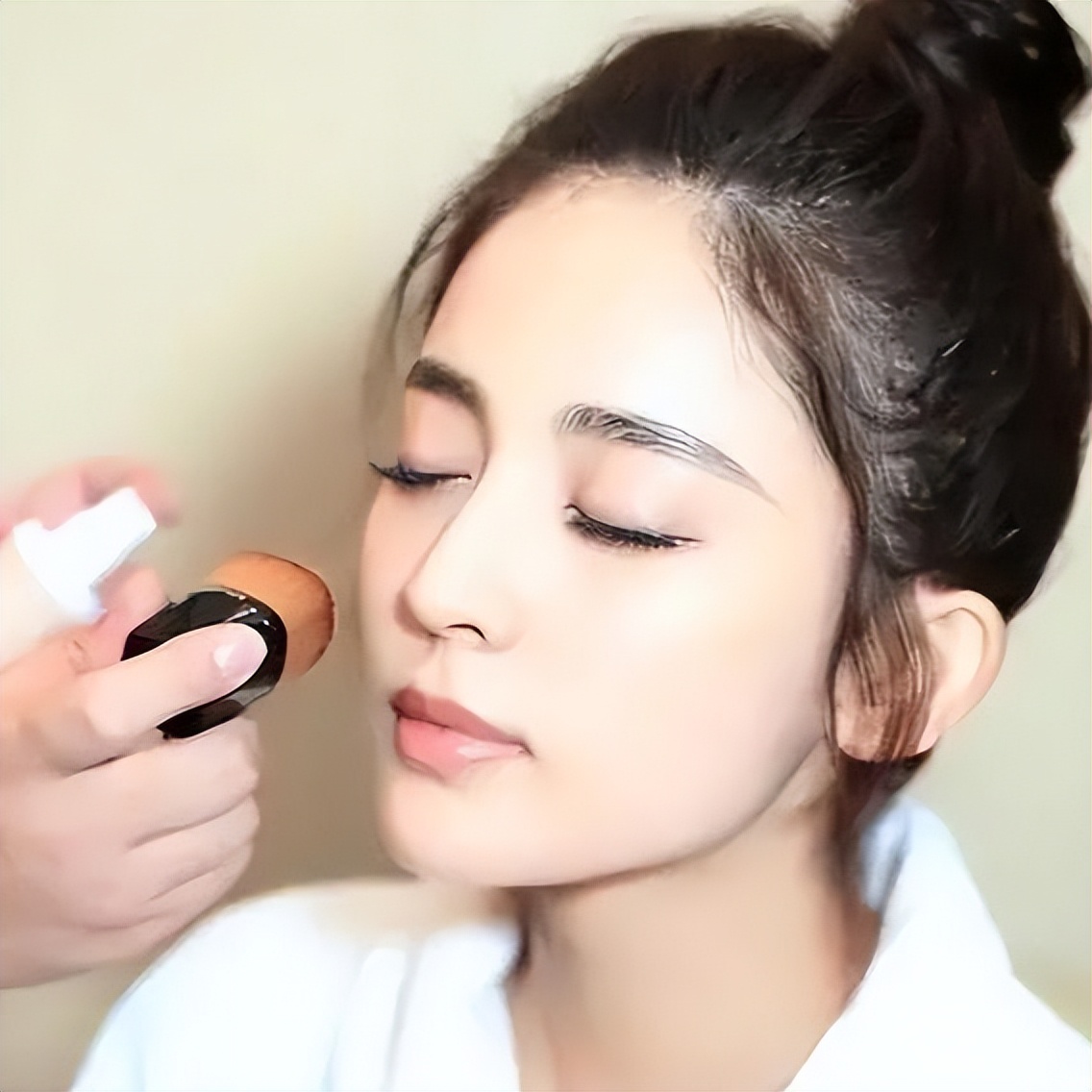 涂粉底液的正确方法从下往上,如何涂粉底液不容易暗沉氧化
