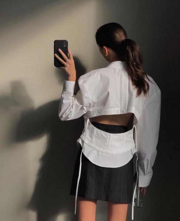 黑色衬衫最新穿搭,衬衫穿在毛衣外面