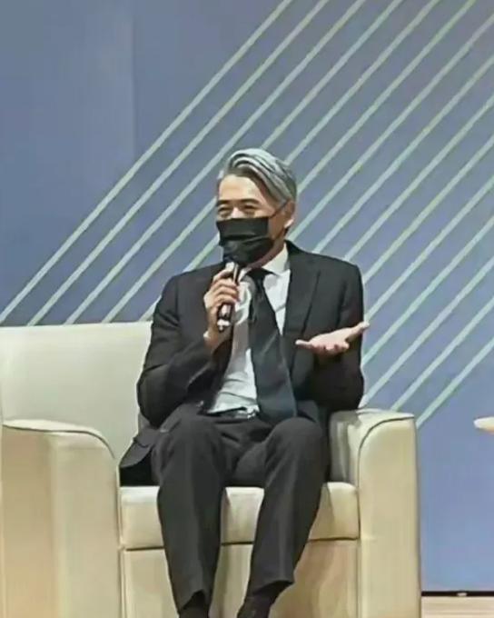 十位穿西装的男明星你最喜欢谁,穿西装很帅的一个男的