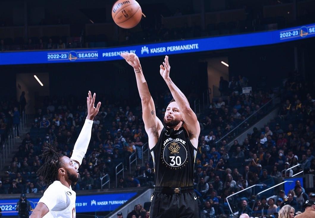 库里狂胜勇士30分,库里狂砍53分勇士胜掘金