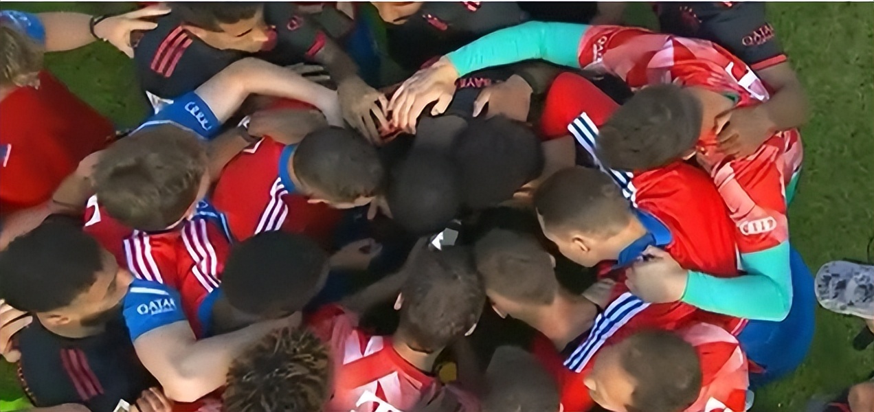 慕尼黑球员们聚集在手机周围经过检查结果后说：是胜利