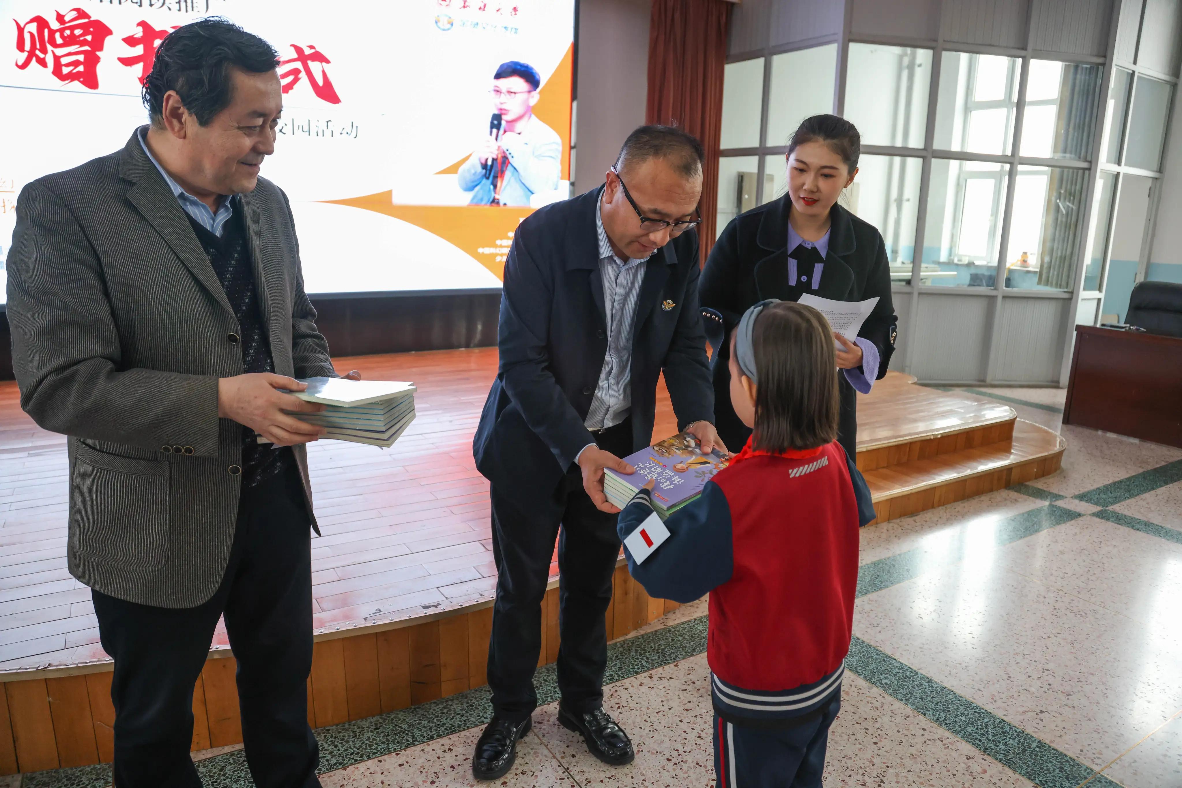 *疆新**大学图书馆阅读推广新芒计划——作家进校园活动