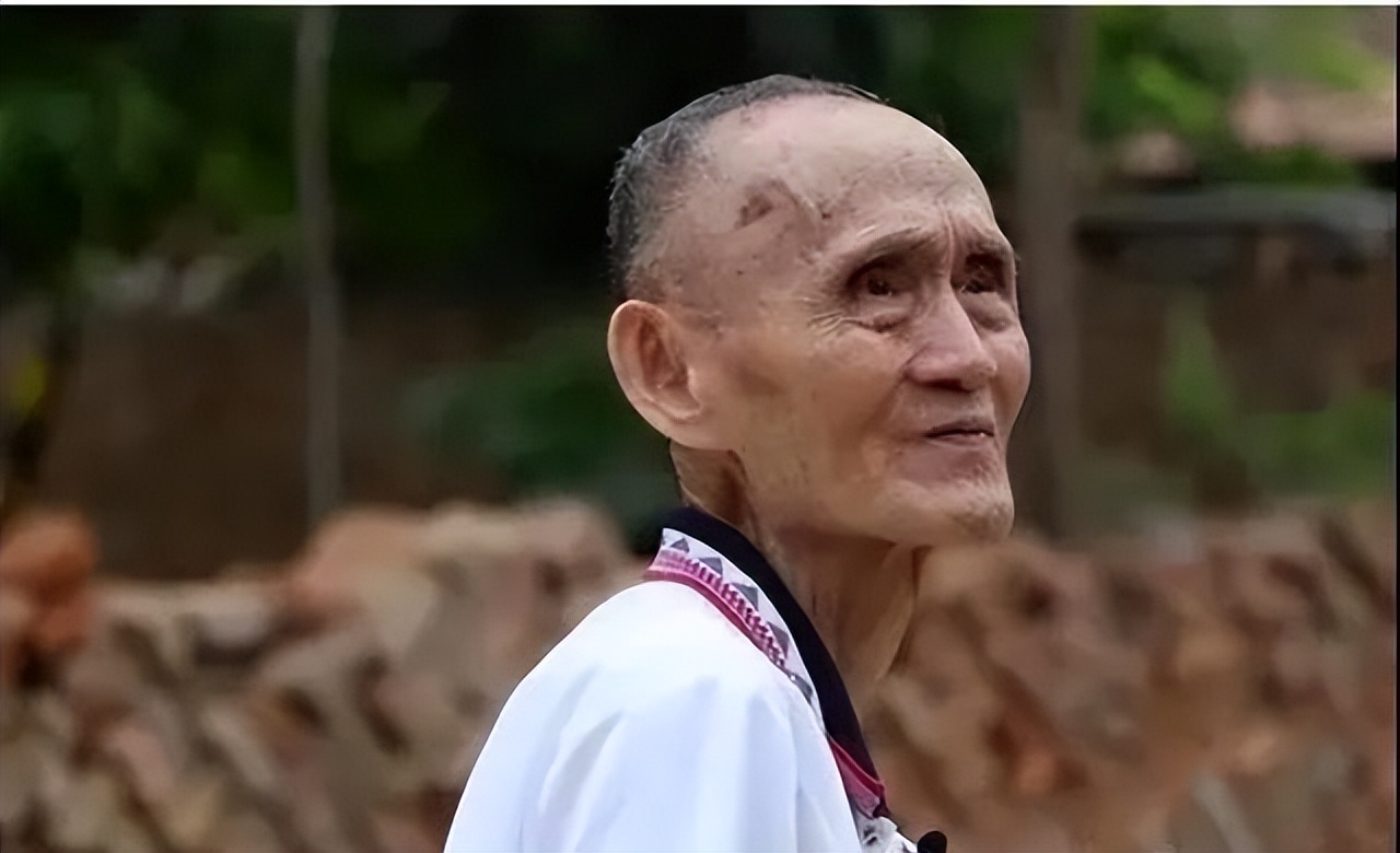 92年香港机场检测仪突然报警,安保拦住台湾律师,搜包后当即报警