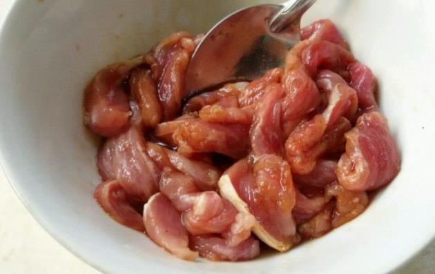 腌肉放淀粉多还是少了会柴,做青椒肉丝腌肉时放蛋清还是蛋黄