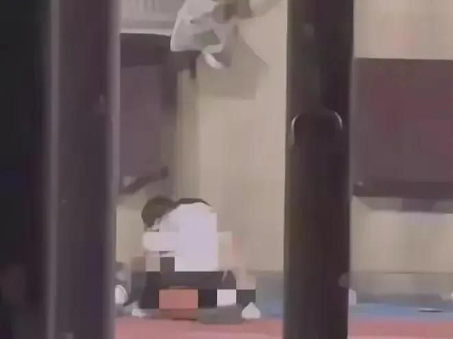 恶心，大学情侣在操场上“发生关系”视频被曝光，校园内外哗然