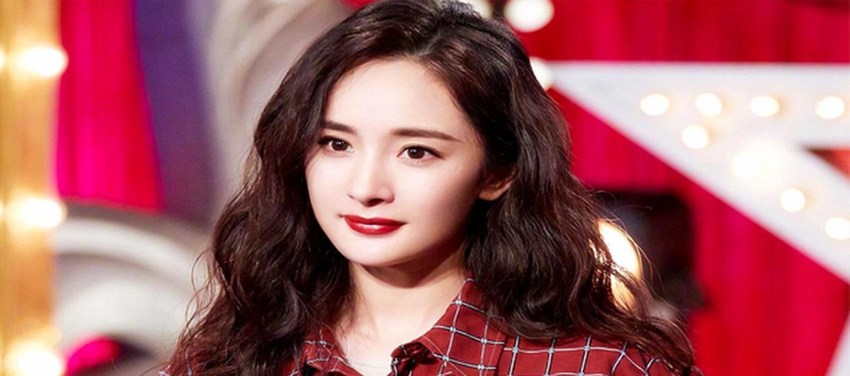 杨幂穿连体花苞服,杨幂一袭露肩白纱裙惊艳亮相