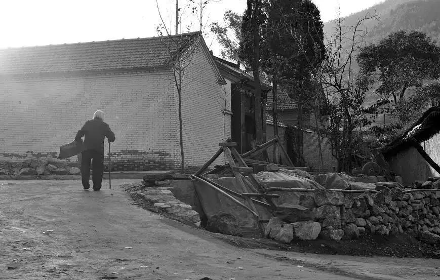 我的八字弱，母亲给做了桃树枝的红布包包