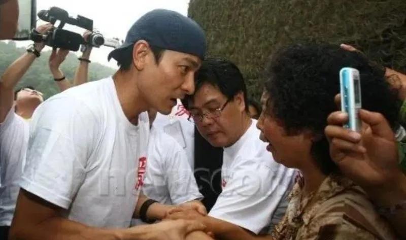 512香港赈灾晚会刘德华承诺,512汶川地震刘德华视频全过程