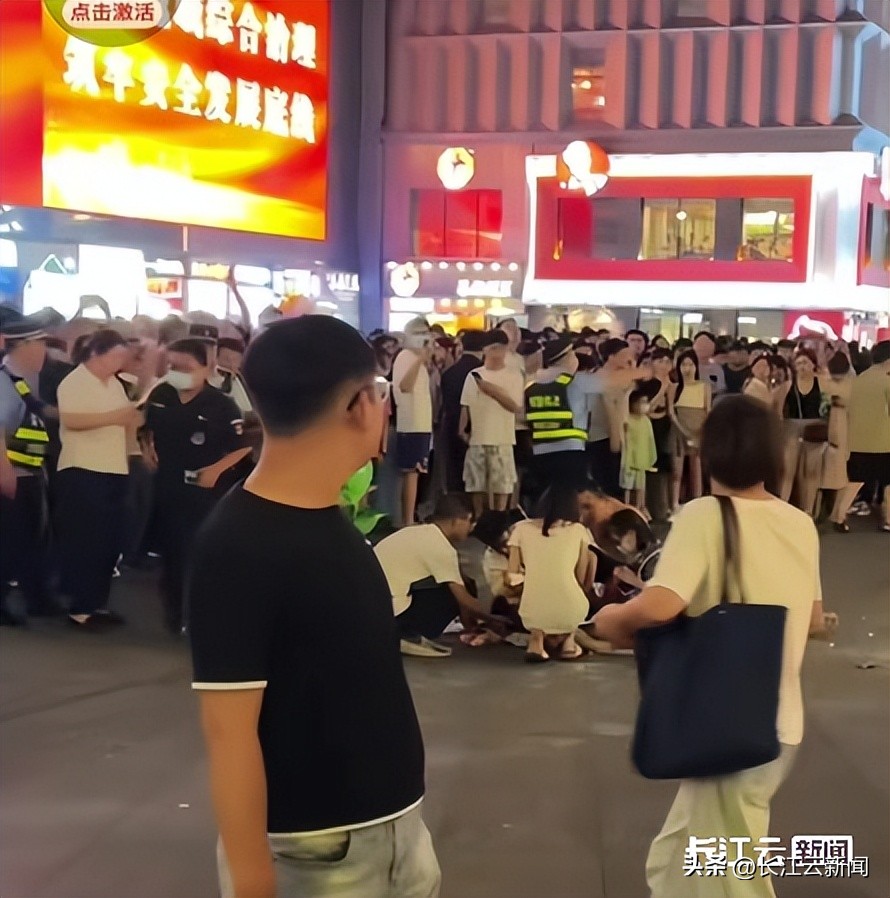 江汉路外墙脱落砸到人,武汉一男子被树枝砸中