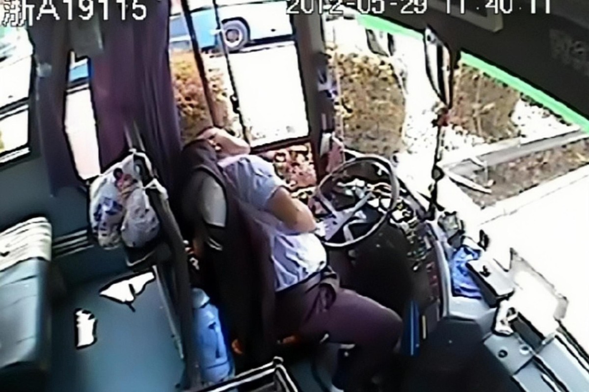 客车司机被铁片击中,公交车司机被铁片击中坚持几秒