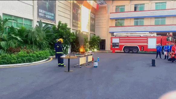 油锅突然起火怎么处理好,油锅起火别慌张