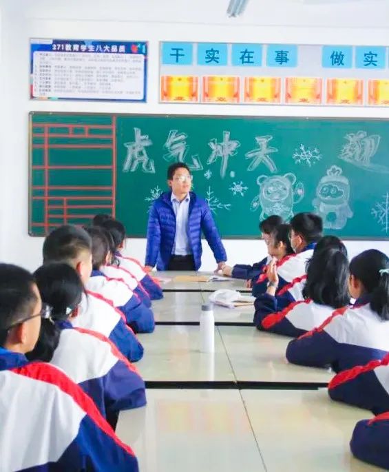 开学季校园展示打卡,开学啦冰墩墩小学生积极向上图片