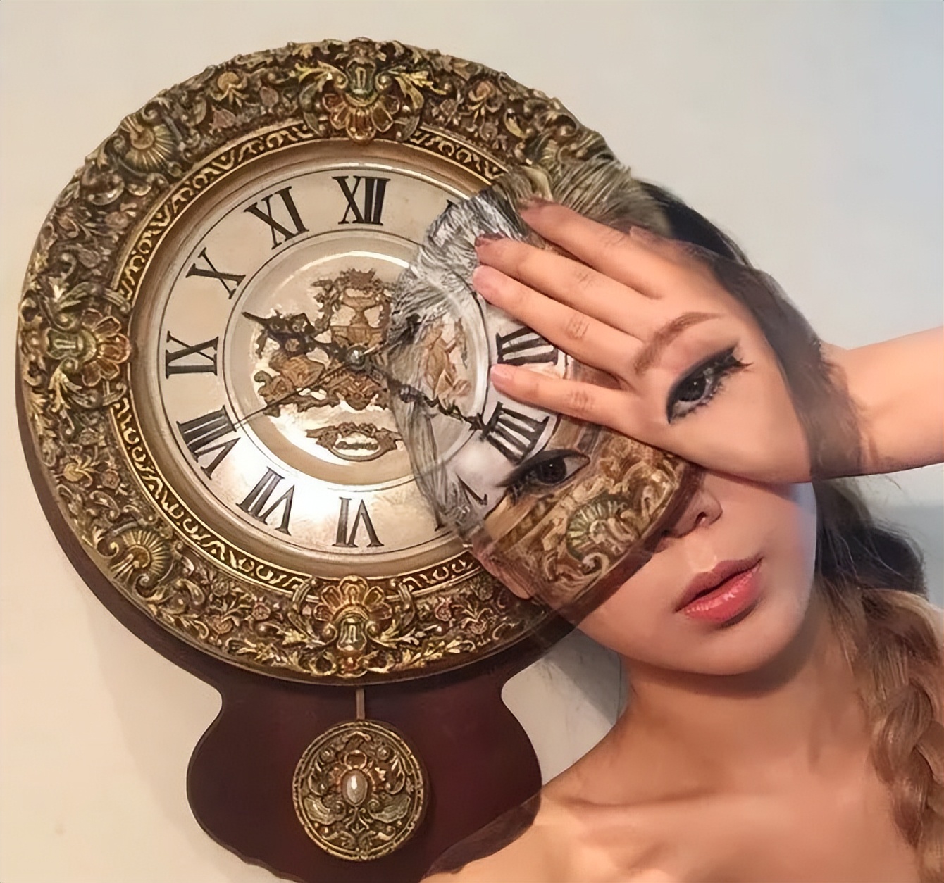 她脱去衣服,在自己皮肤上作画,狂吸63万粉,还能月入百万