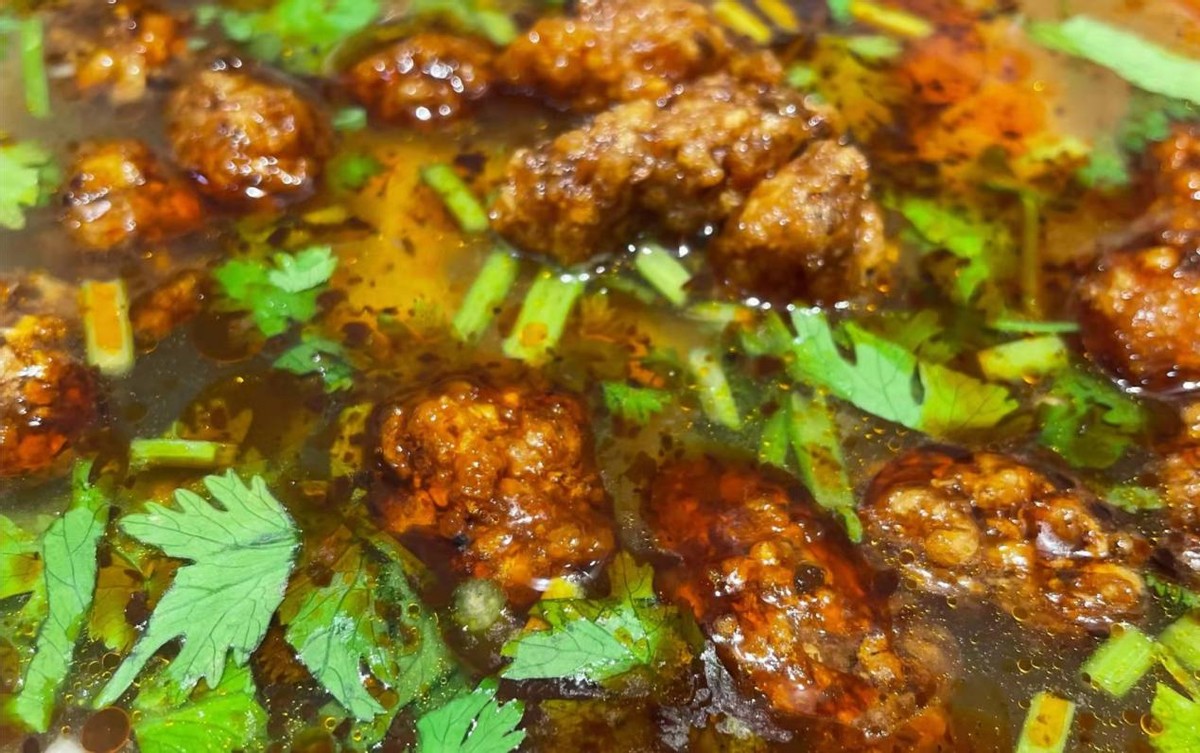 江苏徐州夫妻做百年丸子汤，6元一碗祖传5代，天不亮就排队