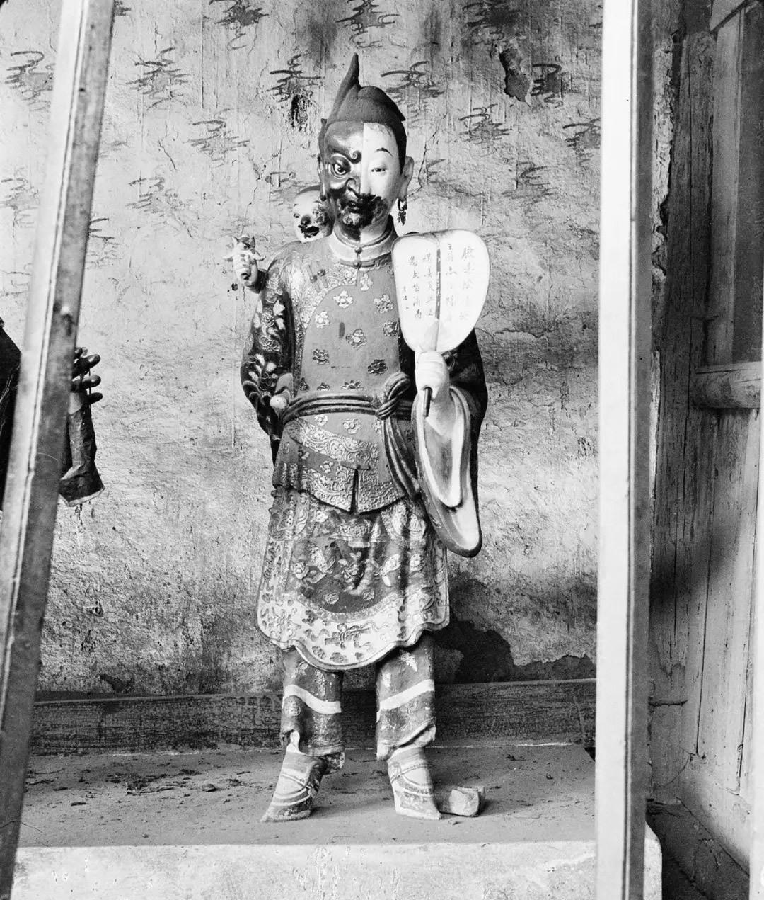 *光脱**犹太人女人衣服，集体*杀屠**，老照片再现变态的纳粹德国！