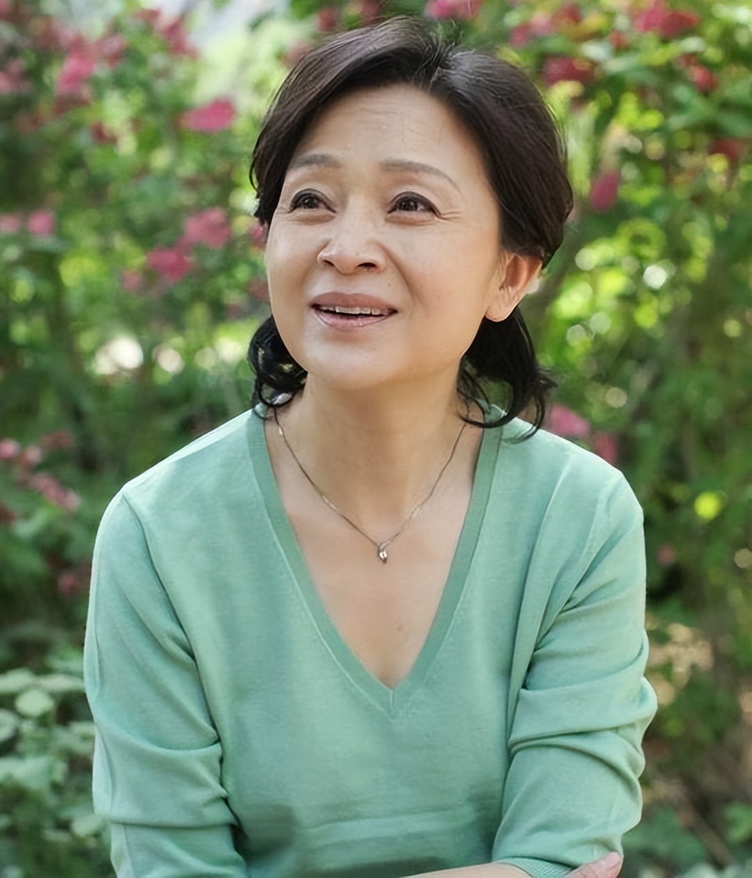 当64岁刘莉莉换了发型，才发现：微胖女人烫卷发，老了也能变洋气