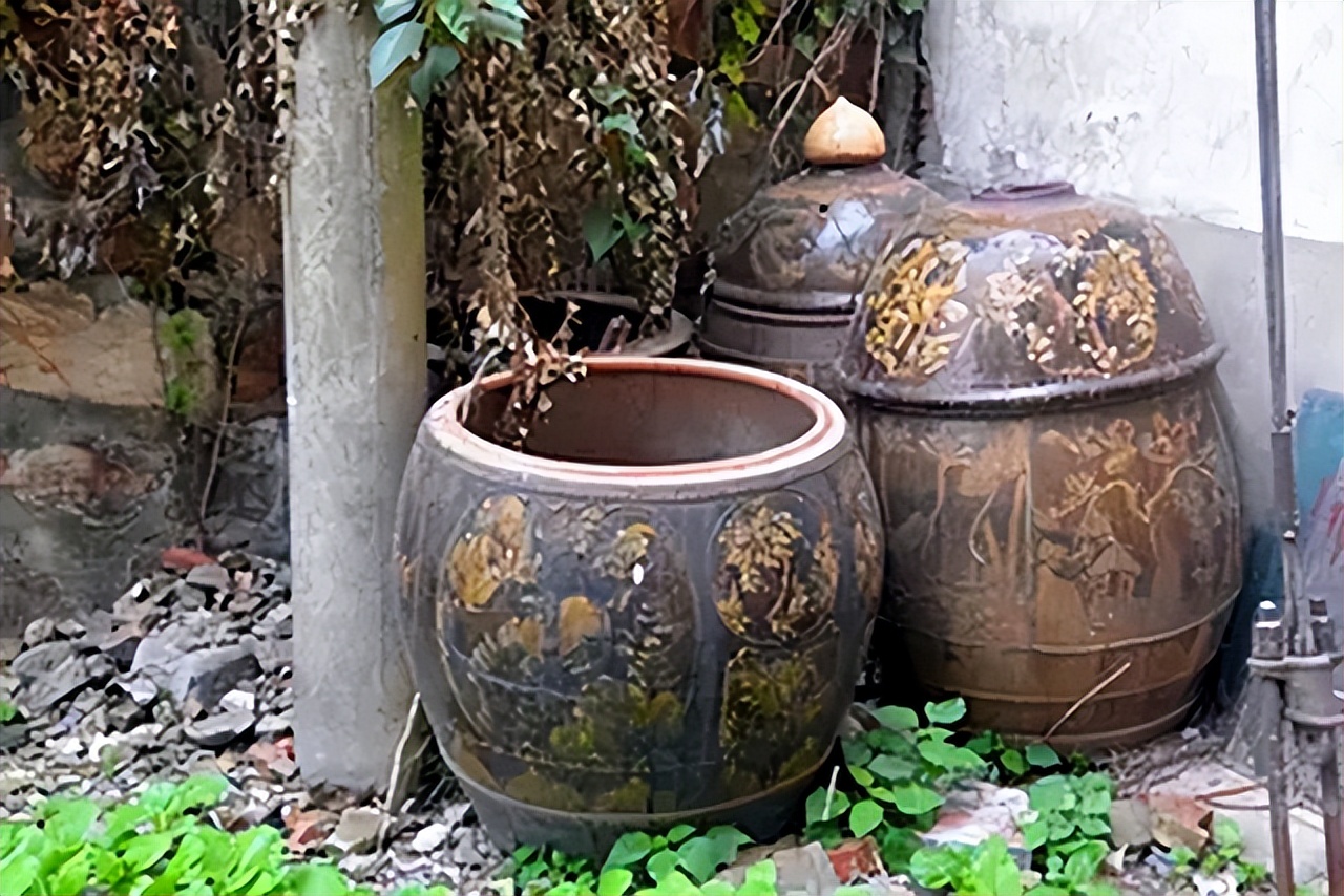 江西孝子为父亲遗体塑金身 (江西男子为父亲塑成金身)