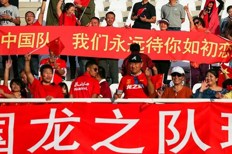 中国男足还能坚持多久,中国男足体力不支瘫坐球场