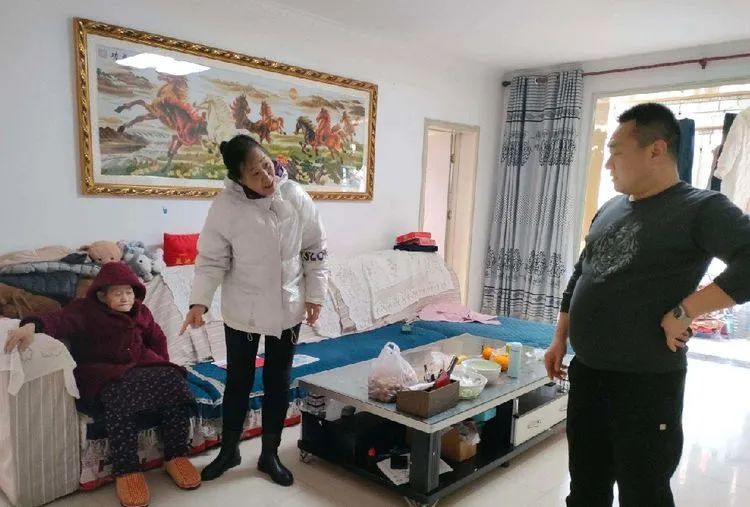 城管值守队员热心助智障人士回家,三桥街道启航社区网格员