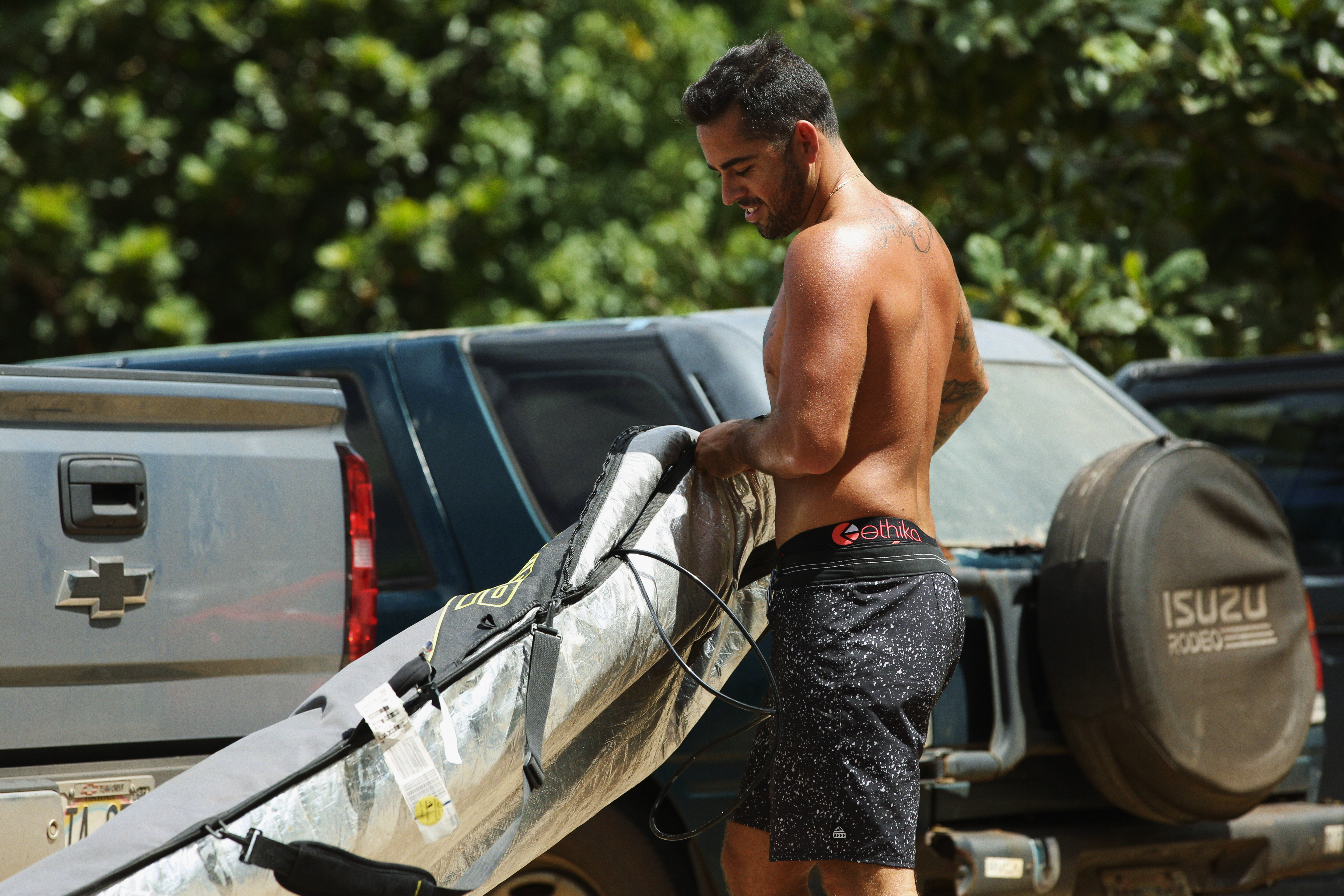 一件「小黑裤」，它被称作「潮牌*裤内**顶流」