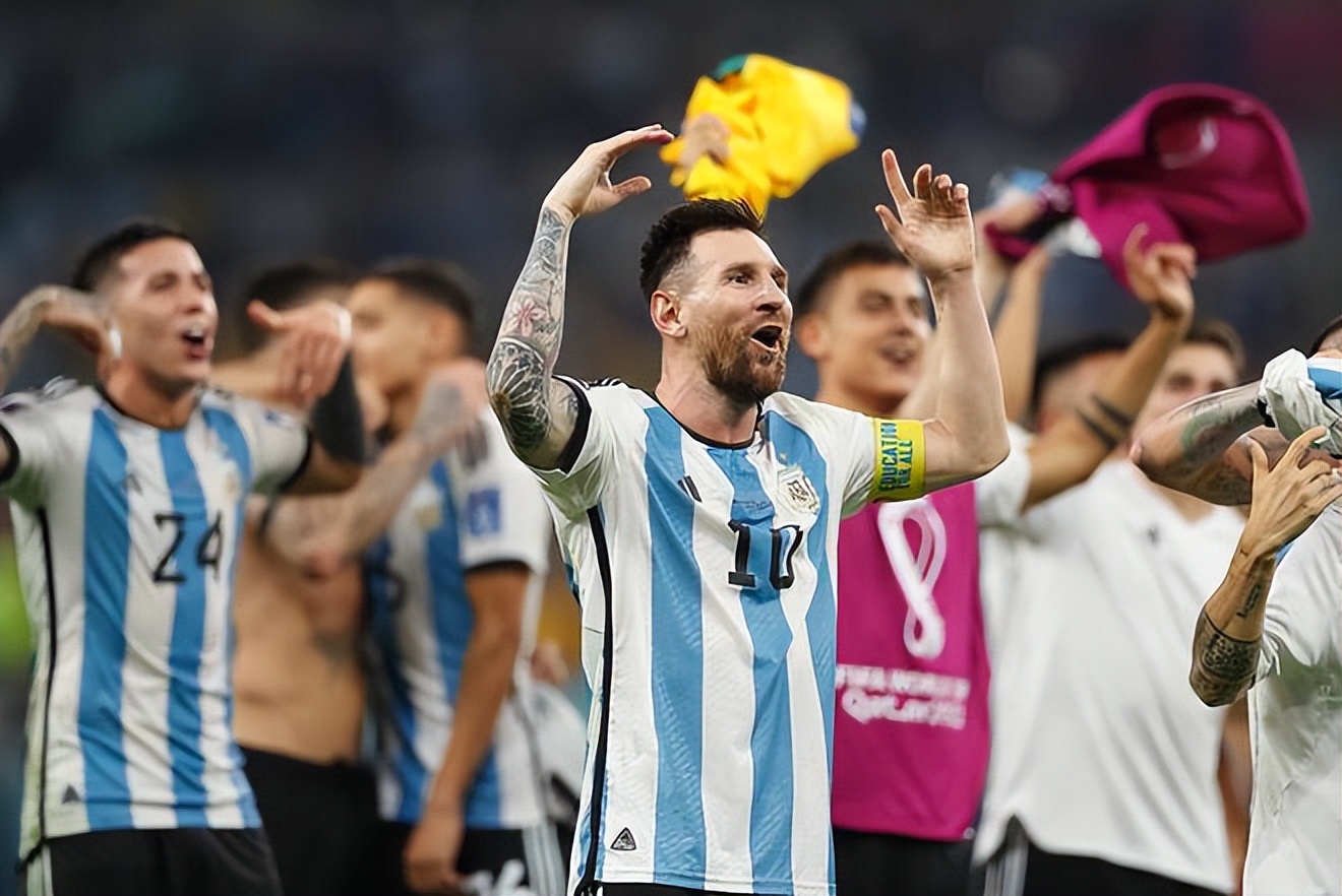 现在的梅西和莱万相比,球场上的梅西与莱万