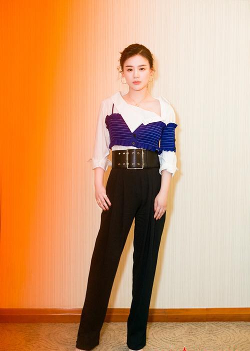 一出道就大方承认整容,出道就被逼着整容