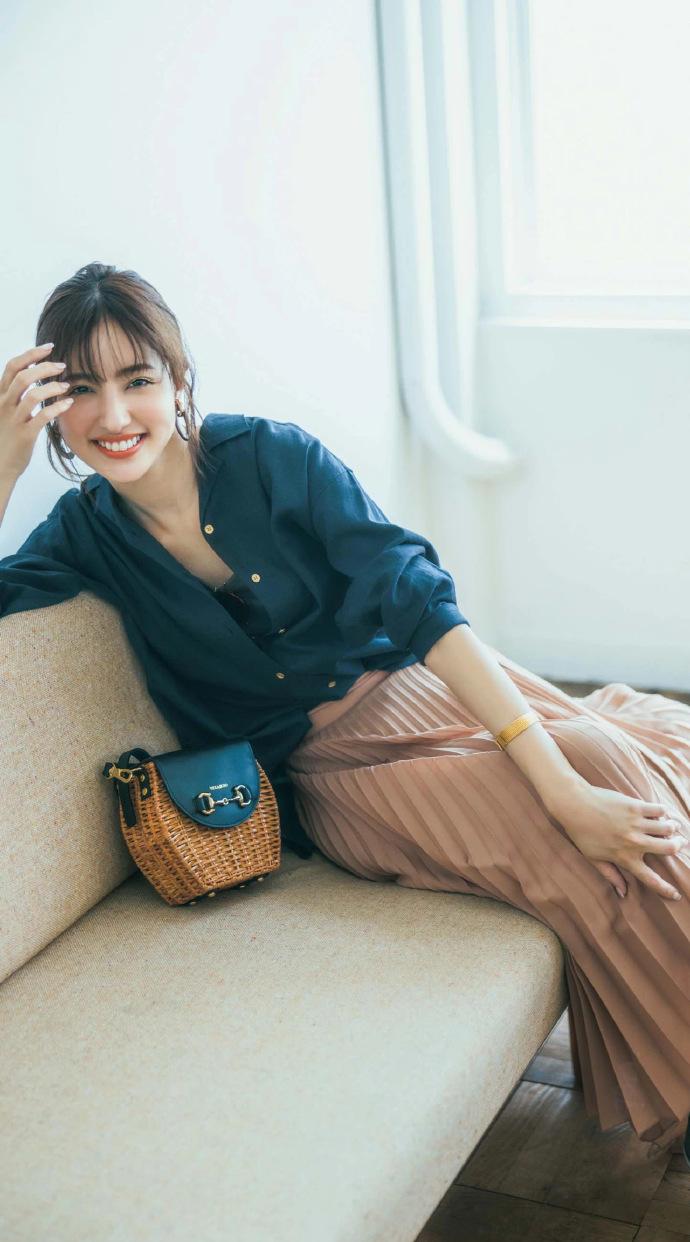 夏天穿蓝色系穿搭,别穿一身黑了试试浅色系穿搭