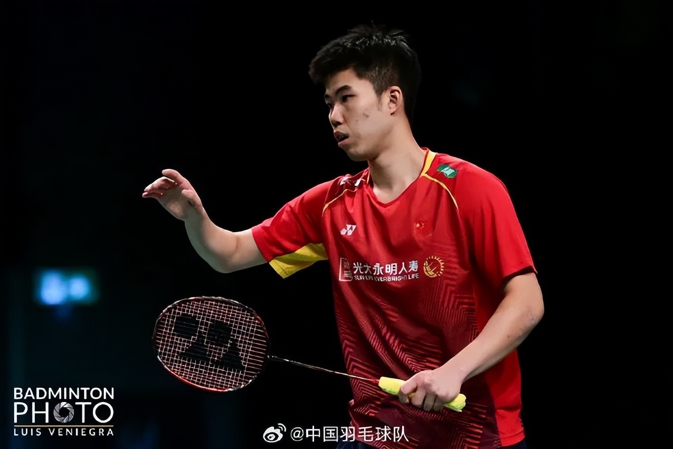 澳羽赛翁泓阳夺冠扔拍子给观众,国羽新锐翁泓阳