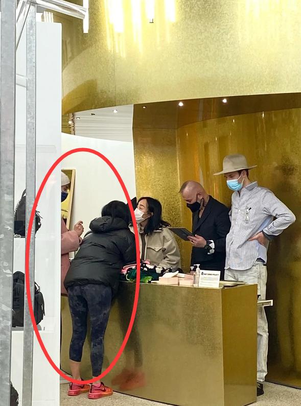 那英逛超市,那英一家三口现身英国街头