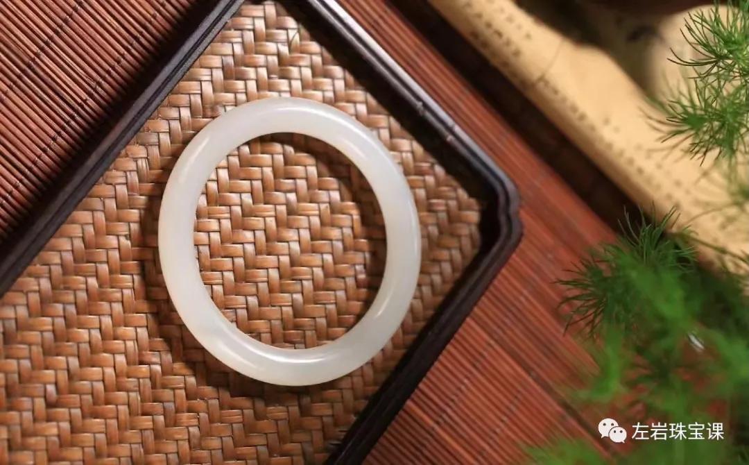 玉镯怎么挑选适合自己,买玉镯怎么选才正确