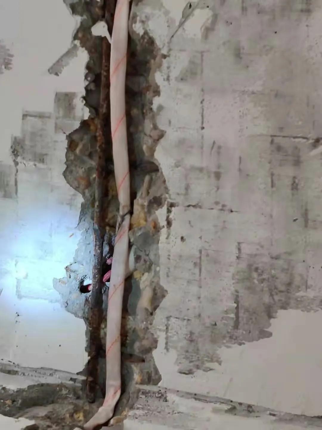 装修把楼上电线被切断了怎么修,楼下装修要求楼上做防水