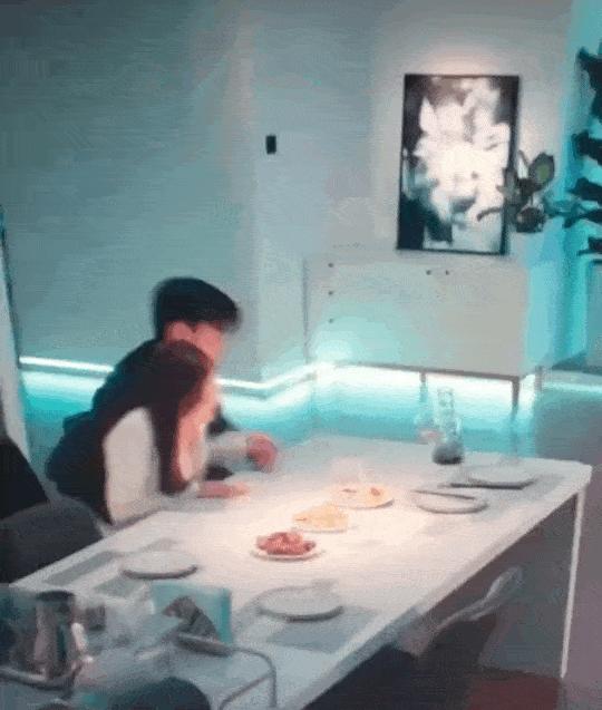 撩汉、乱认爸、男男接吻，这6位明星是没分寸感，还是“耍流氓”