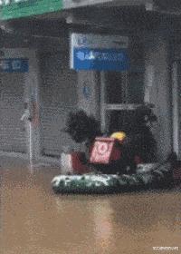 女生上学和出去玩的区别,女生在上课穿校服