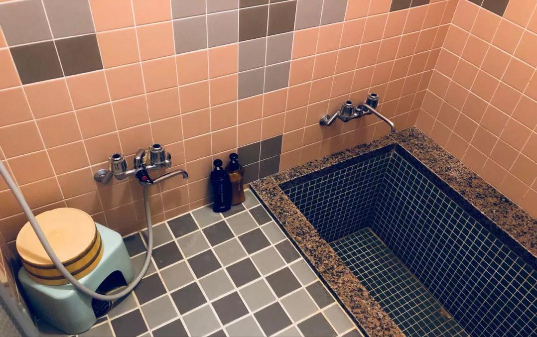 日本一个女生自己去旅游,女生日本独自旅行