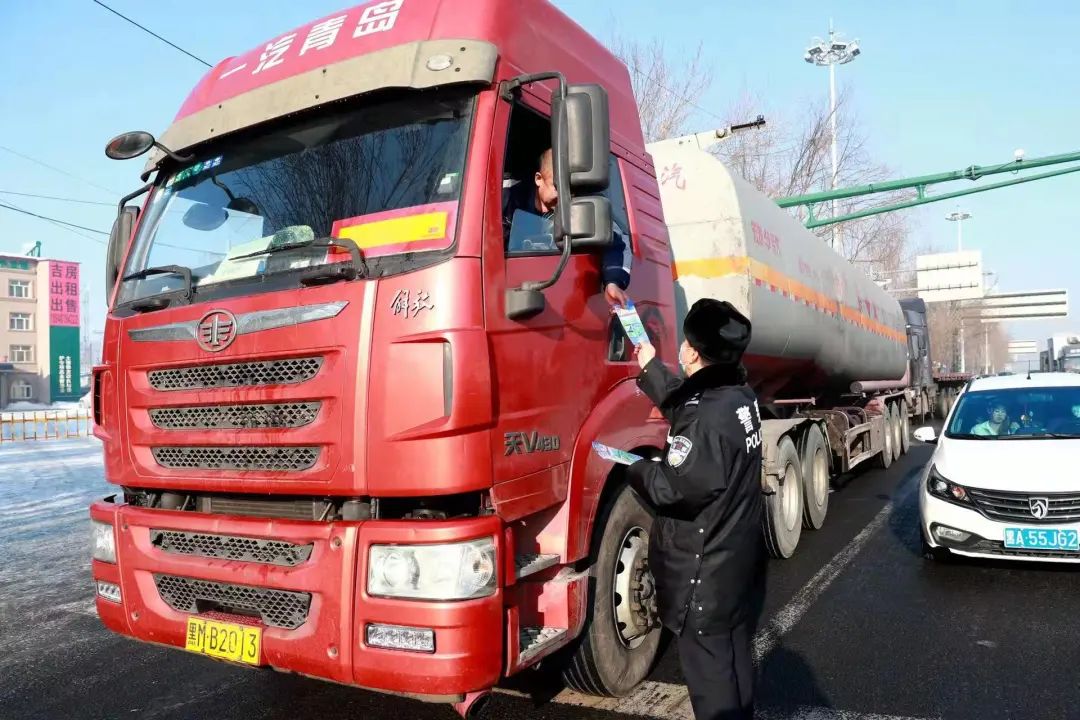 冰城公安战风雪保安全保通畅,民警保驾护航温暖春运回家路