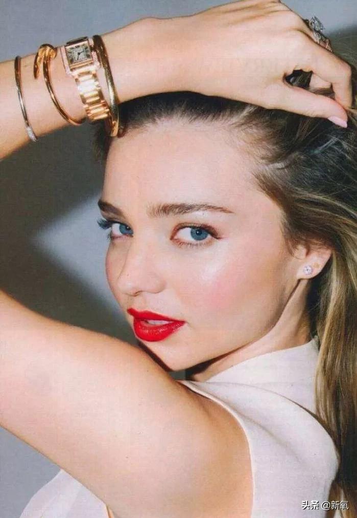 韩素希下颌拐点高,高颧骨韩素希