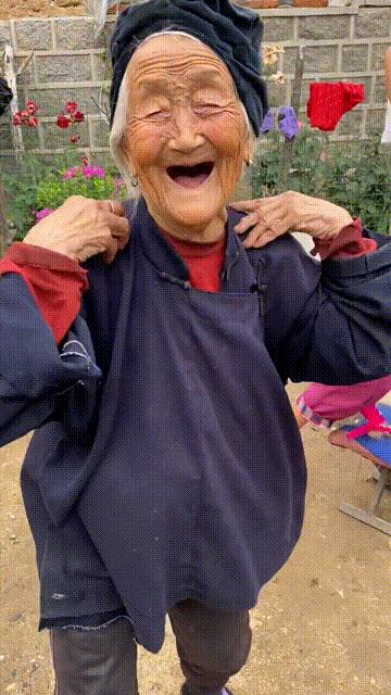 70岁儿子给100岁妈妈送拐杖,七旬老人送102岁母亲拐杖