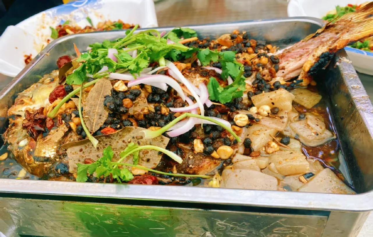 来万州吃一次正宗万州烤鱼,万州烤鱼什么味道正宗好吃