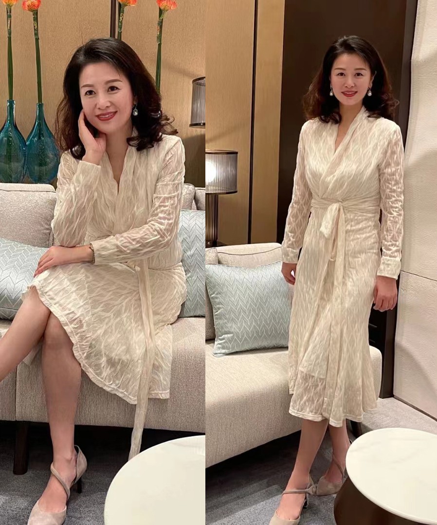 中年妇女怎样穿搭显得高贵优雅,流行的中年女性高级感穿搭