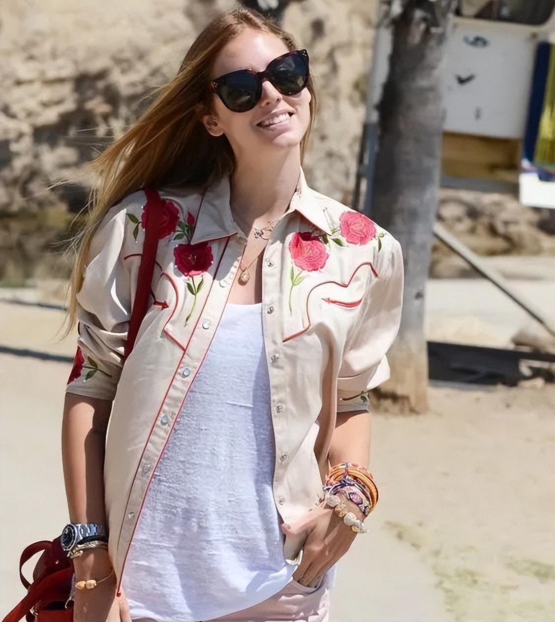 夏天担心藏不住“蝴蝶袖”？集齐明星博主教你“手镯转移*法大**”