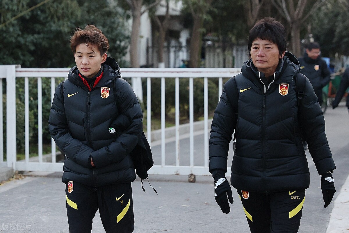 女足薪酬曝光！足球报揭底男女足拿钱差别，陈戌源一碗水没端平